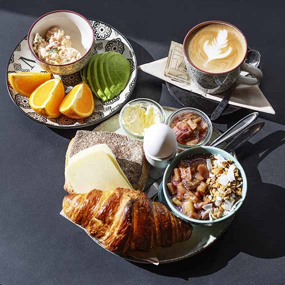 Lækker farverig brunch fra Holms bager på Frederiksberg.